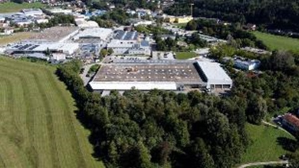 Fig. 2: At Arbonia in Deggendorf, around 700,000m² of glass is processed annually on around 15,000m² of production space.