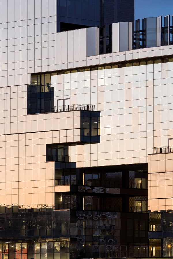 Guardian solar control glass gives architects freedom to play with colours and reflections on the BNL-BNP Paribas HQ in Rome.
