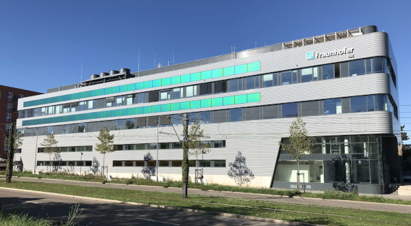 Facade-integrated PV installation with green MorphoColor® panes at the Center for High-Efficiency Solar Cells at Fraunhofer ISE.