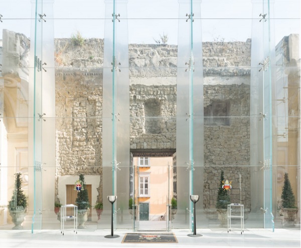 Figure 19a. The ruins of the Augustan Temple in Pozzuoli (Italy) are restored with a glass façade that consists of fins and plates outlining the shape of the original columns (Gnosis Architettura and Bardeschi 2017)