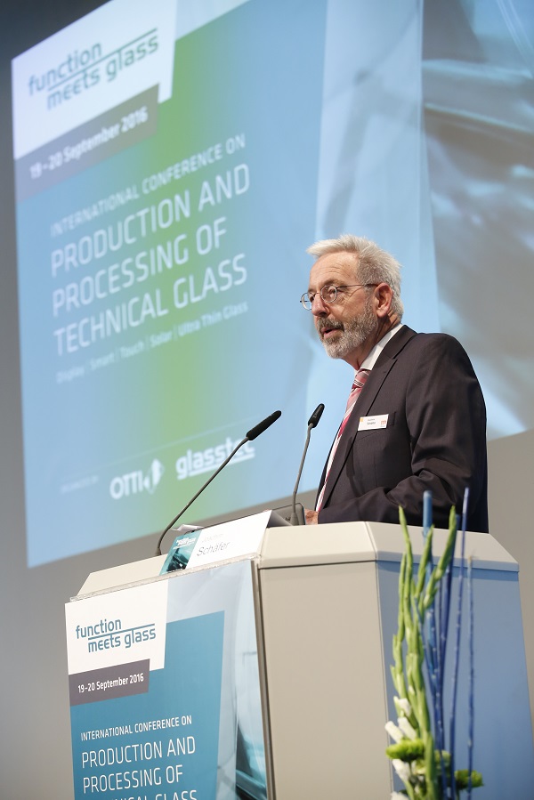 Joachim Schäfer, Managing Director at Messe Düsseldorf GmbH, on the occasion of the “Function meets Glass” conference 2016.  Photo: Messe Düsseldorf