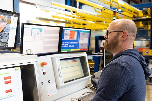 The PPS takes delivery dates, machine capacity and inventory into consideration while optimally compiling orders and forwards them to the relevant production stations as work orders. Here in Cutting, for example, Daniel Bonsch can access the status of each individual process, prioritise workflows and monitor progress in real time.