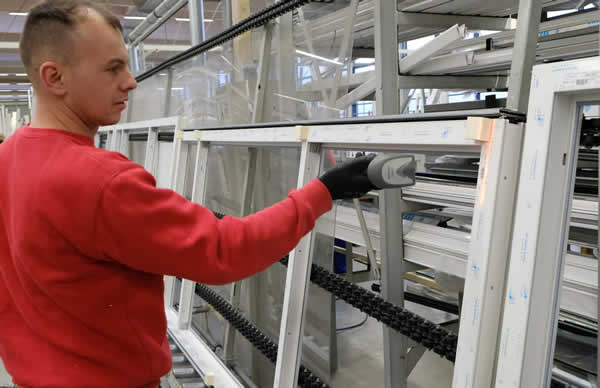 After the employee in glazing has scanned the barcode label on the sash, the A+W Cantor system automatically provides the sheet in question from the glass buffer.