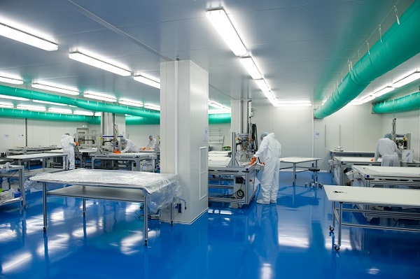 Hotlineglass produces antenna and heating foils in its three modern clean rooms, with a total area of over 1,000 m² – from series production for the automotive market to small prototype applications.