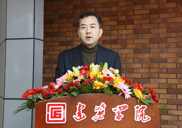 Jiang Wei, general manager of NorthGlass SiNest, delivered the opening speech
