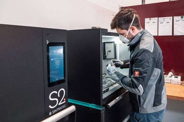 Laser sintered parts are being cleaned inside the Sintratec Material Handling Station.