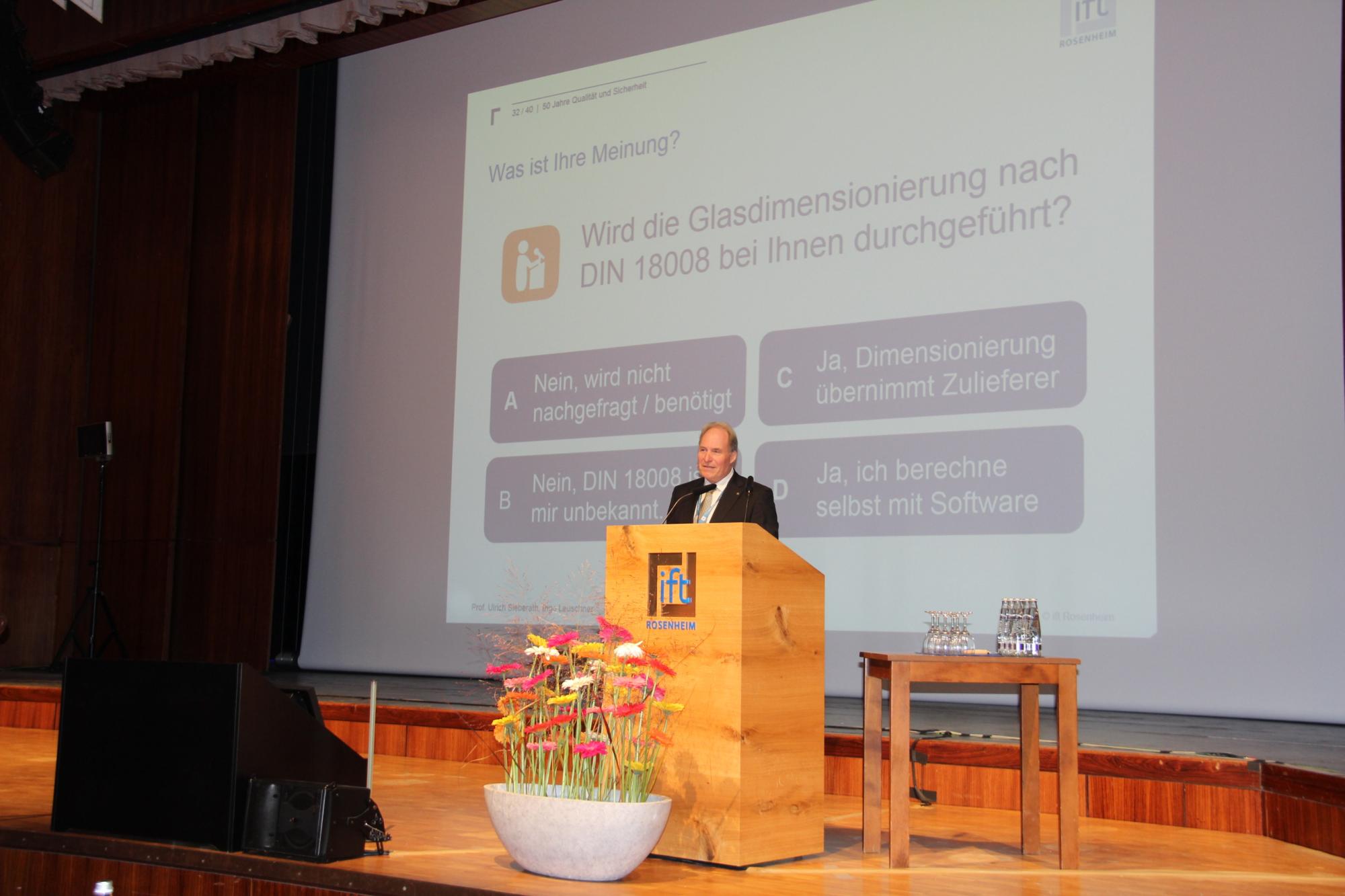      Head of the Institute, Prof. Ulrich Sieberath also poses a question to the audience, which, thanks to the ift event app, was answered in real time. (Source: ift Rosenheim) 