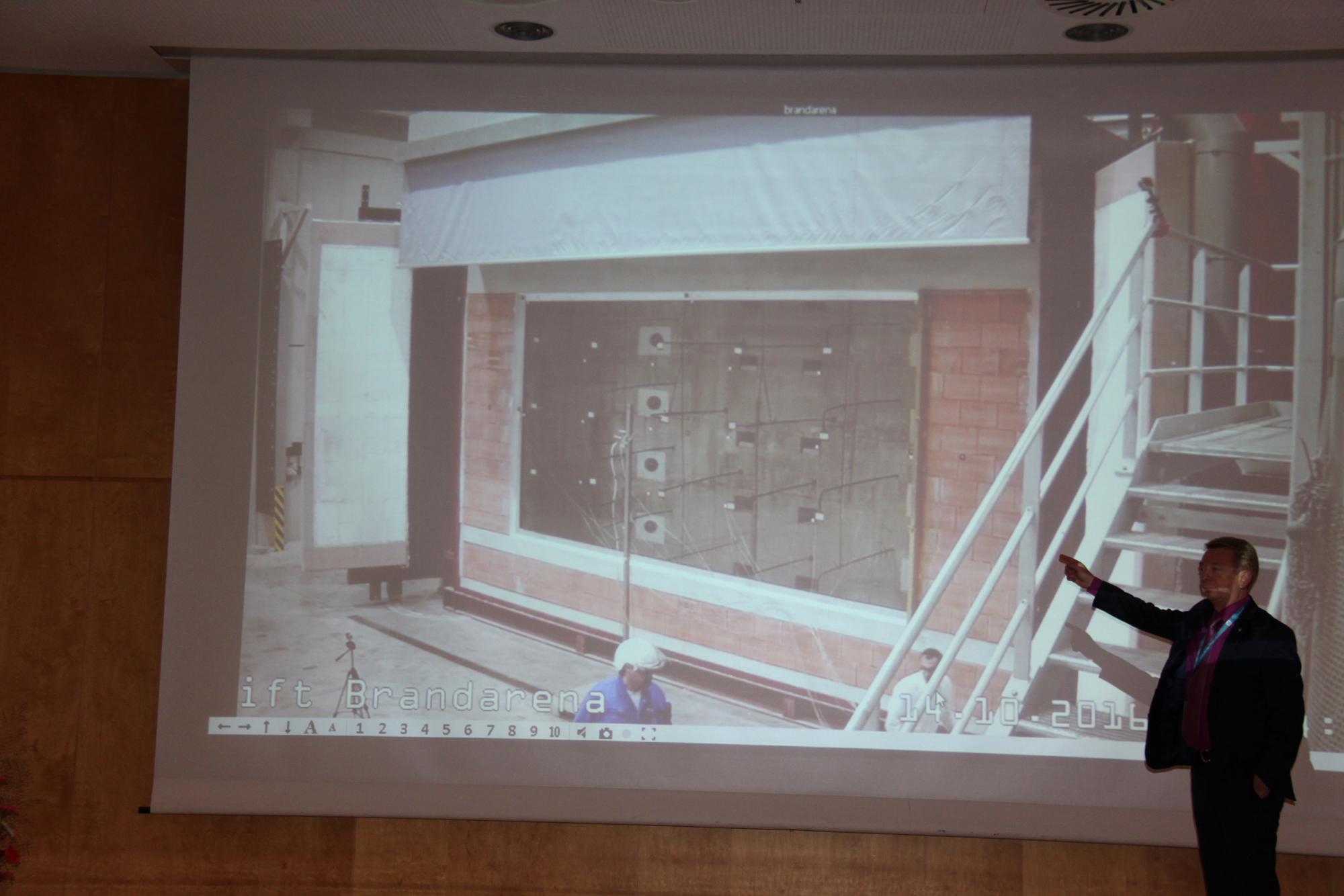      Thanks to modern technology, the largest fire resistance test in the world of a fire safety glazing was transmitted with multiple camera settings to the Congress Centre. (Source: ift Rosenheim) 