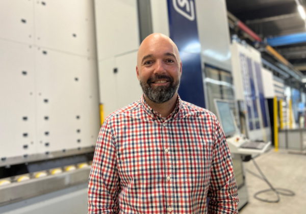 Fig. 3: Matthias Baumgartner, technical director at Arbonia Glassysteme GmbH in front of the new proHD line with storage.