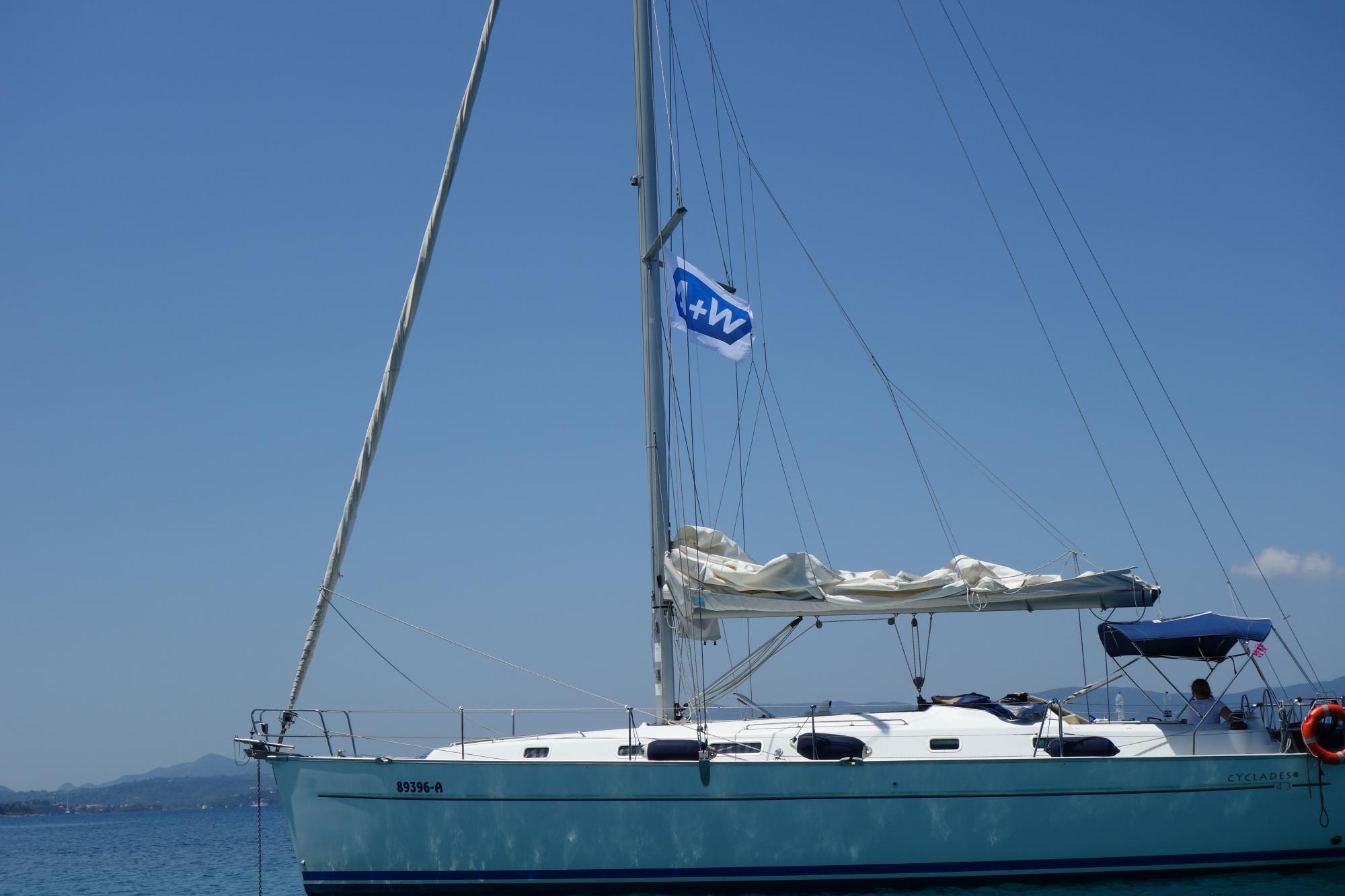 The "Sundowner", the boat of the initiators Jessica and Stefan, is flying the A+W flag.