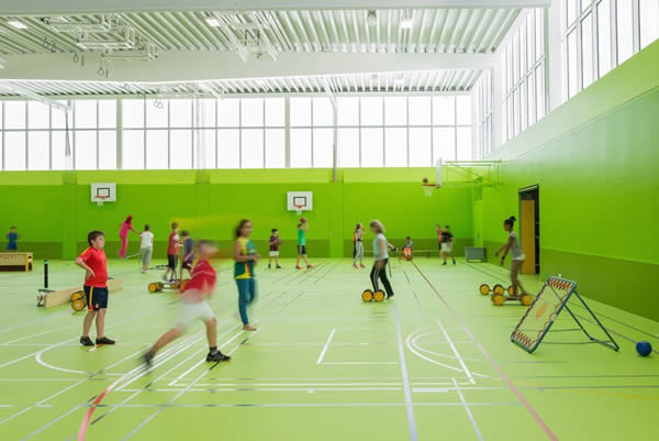 Light diffusing OKALUX K insulating glass enables the hall to be flooded with glare-free, even natural daylight.