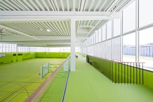 Only the lower glazing along the spectator gallery was carried out partial transparently – to allow for views to the in- and outside.