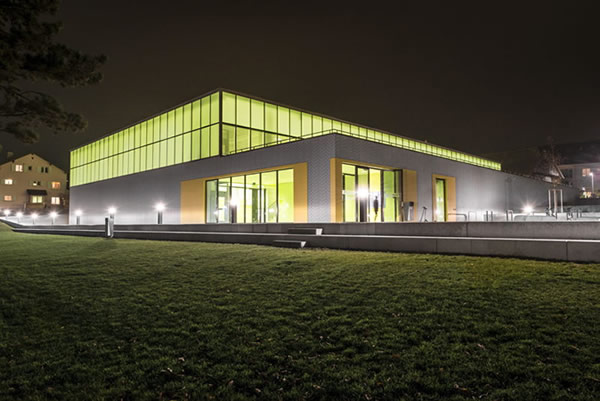 When used in the evening, the glow of the fresh green can be seen through the glass body giving the building a striking appearance.