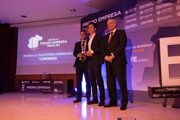 Antonio Ortega and Álvaro Tomás, CEO and Vice President of TUROMAS respectively, together with Carlos Torre, President of CEOE Teruel, in the collection of the Company Award for business career.