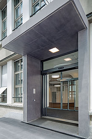 Access to the KV Zurich Business School at the side façade: Maximum door opening in limited space: four-leaf automatic telescopic sliding door with Slimdrive SLT drive systems in escape route design. Photo: GEZE GmbH 