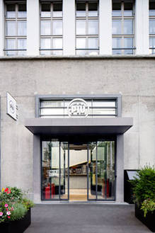 Entrance to the Bindella Restaurant Più: The automatic sliding door in the vestibule with Slimdrive SL-FR-drives for "clear passage" in the escape route. Photo: GEZE GmbH