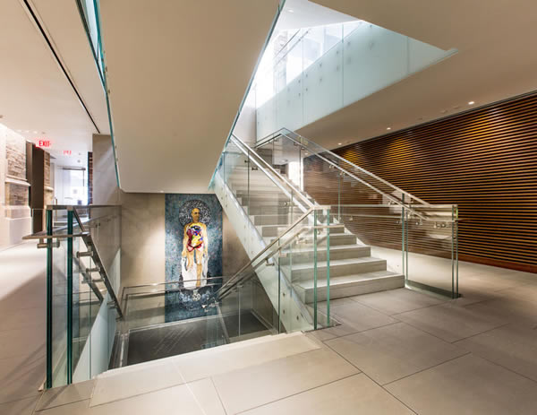 1-inch thick low-iron glass with PVB interlayer utilized throughout the 20 Washington Road project on stairs, landings and overlooks Photo: ©RicardoBarros.com