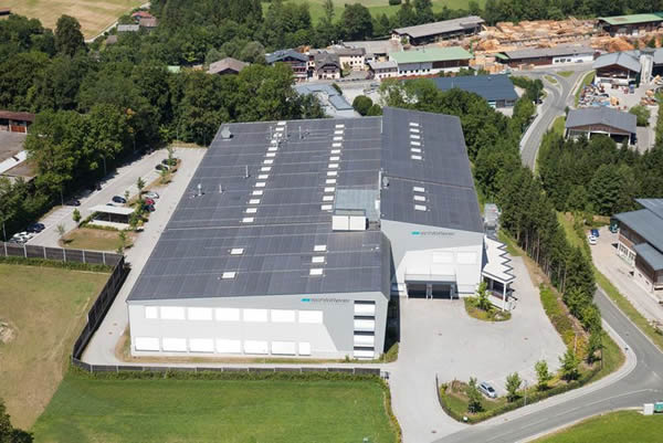  Space for highly-automated production: with the new facility started up in 2012, Schlotterer expanded its production capacities, especially its exterior blind production.