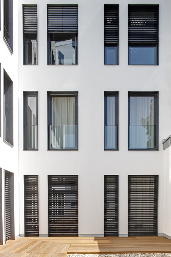  Schüco AutomotiveFinish creates highly thermally insulated PVC-U windows in attractive trend colours.