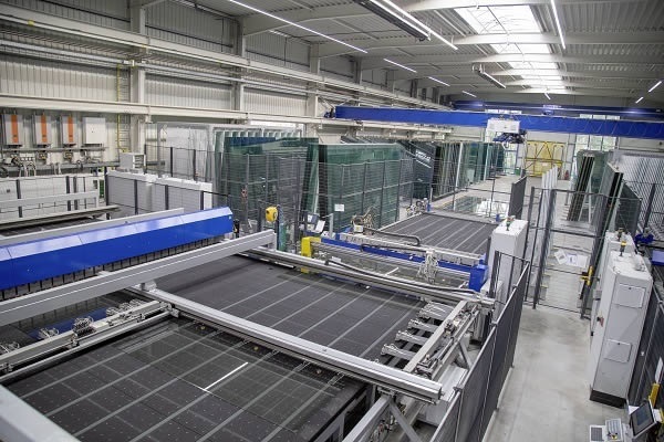 The new glass cutting system currently achieves 260 m² float glass and 75 m² laminated safety glass (LSG) per hour