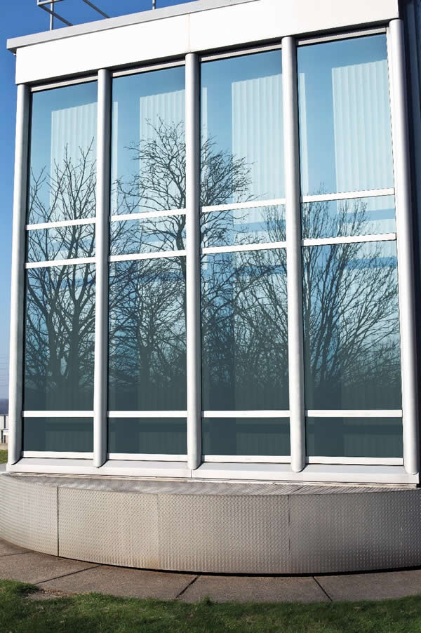 Featuring exterior transmitted color that is more subtle than Solarban R100 glass and more pronounced than Solarban 67 glass, Solarban R77 glass captures the visual character of the sky and ambient environment while enabling specifiers to meet increasingly stringent building code mandates.