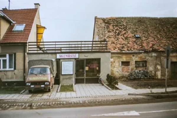 Where everything began - Svoboda's first workshop and his first own vehicle at the beginning of the 1990s.