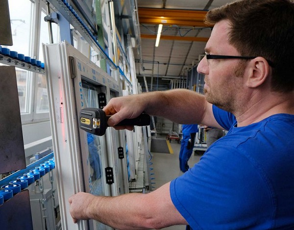 Glazing: the employee retrieves the information about the rack and rack slot where the glazing beads are via barcode scan. At the same time, the glazing status is reported to A+W Cantor CIM.