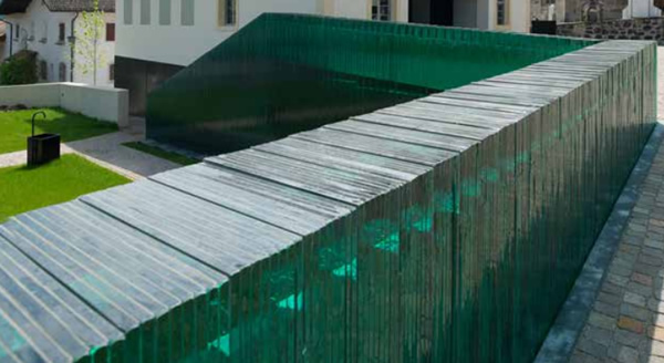 The wall consists of several panes of laminated safety glass containing 0.76 mm thick Trosifol® Ultraclear Polyvinyl butyral (PvB) film. 