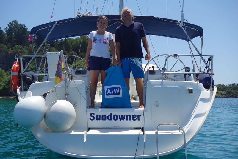 On their sailing trip through the Mediterranean Sea Jessica und Stefan free the beaches from plastic waste. 