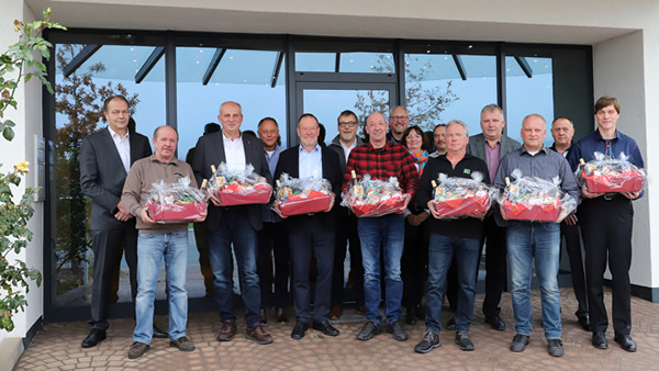 Image 1: HEGLA celebrates colleagues who have given 25 and 40 years of service to the company, as well as several colleagues who are now entering their well-earned retirement. Not pictured: Rudolf Altmann, Karl-Heinz Büchsenschütz, Jürgen Sobireg and Gerd Spieker.
