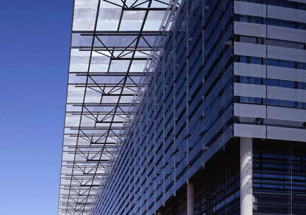 The Endesa building saw the first application of SentryGlas® in Europe. Image © Bellapart