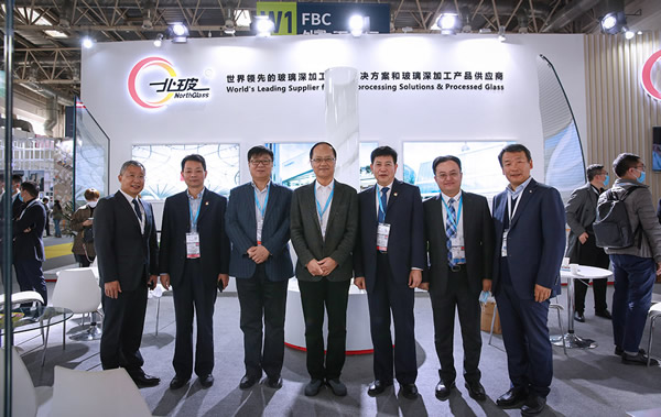 Mr. Hao Jiping, president of China Construction Metal Structure Association, and his party came to the NorthGlass booth