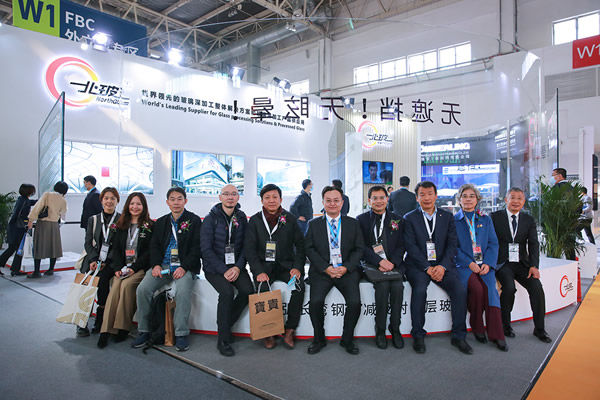 Mr. Zhong Jishou, Assistent to the president of Architectural Society of China, assistent to the president of China Architecture Design & Research Group, came to the NorthGlass booth