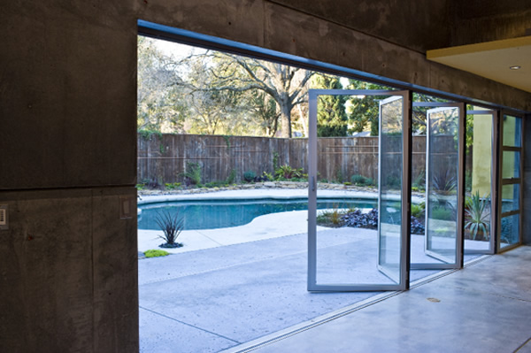 This SL45 outswing glass wall provides seamless transition from the house to the pool.