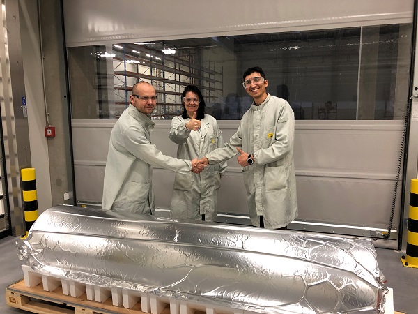 Jakub Sykora, Jana Noskova, Vladimir Babayan (from left) with one of the first SentryGlas® rolls from the Trosifol production in Holešov/Czech Republic.