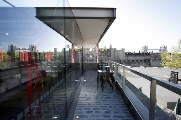 Structural glass box extension to a listed cafe near the tower of London