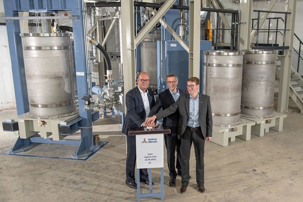 Bernd Schürmann, Operations Manager at the Traunreut branch, Reiner Eisenhut, CEO & Managing Director of tremco illbruck Group GmbH and Sebastian Patzig, a doctor of chemistry and technical lead and head of quality assurance in Traunreut, started the new mixer with a red button.