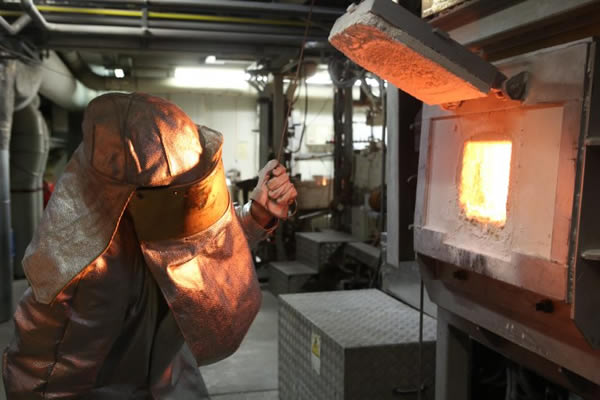 Traveling into a 1,200-degree melt to learn how glass is made