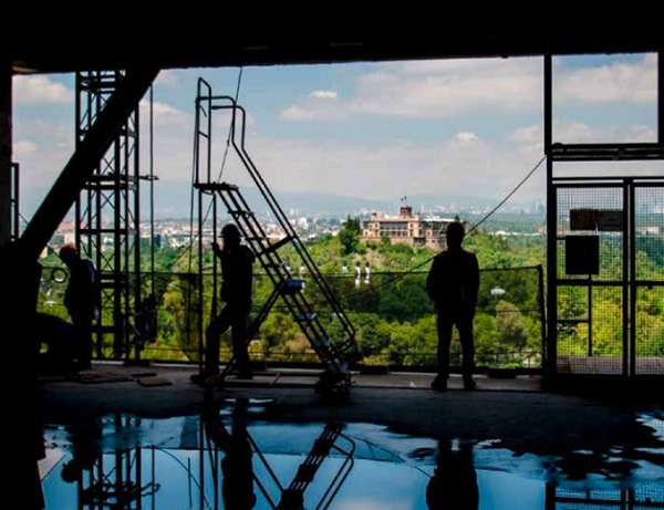 Chapultepec UNO R509 offers its visitors, inhabitants and office workers panoramic views, not only of the surrounding woods but also the famous castle. Image © Arquitectoma