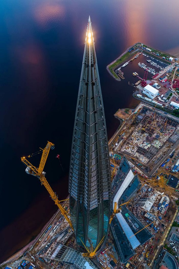 Resembling a needle, Europe’s tallest building spirals 462 meters into the sky. 