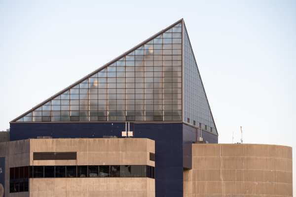 Solarban® 60 Starphire® glass replaces the National Aquarium’s glass pyramid overlooking Baltimore’s Inner Harbor