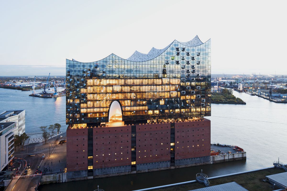 The façade of the Elbphilharmonie shimmers differently with every change in the light – thanks to partial coating with "ipachrome design" from AGC Interpane. 