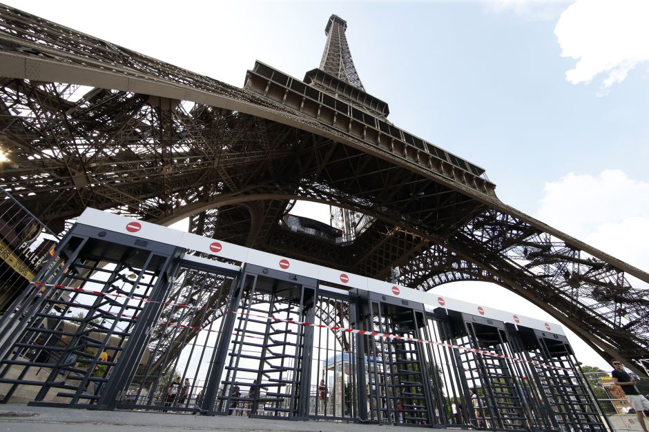 Metal fences. (Reuters/Gonzalo Fuentes)