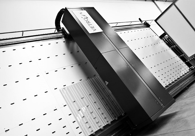 Laser engraving on glass plate in the VetroIN laboratory