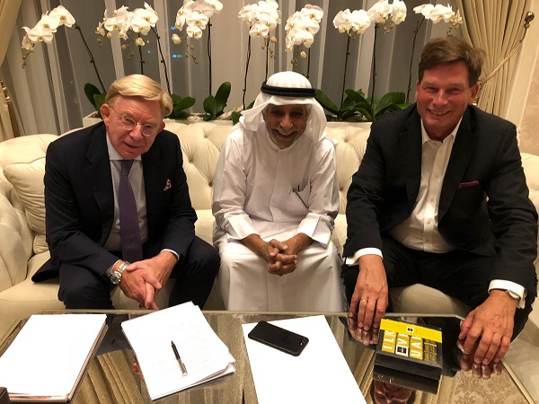 Delighted about signing the contract (from left): Dr Jörg Westphal, Executive Senior Vice President of Schüco International KG, Sheikh Sultan S. Al Qassimi, Dr Hans Gummert, lawyer from Heuking Kühn Lüer Wojtek.