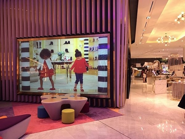 Digital Glass in Level Shoes, The Dubai Mall