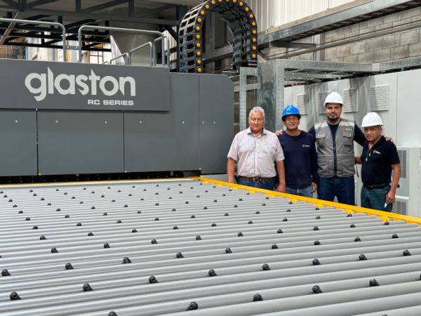 From left: Frank Calderón Gómez, Managing Director; Arístides Pérez, Furnace Operator; Ender Gil, Production Coordinator and Andrés Orozco, Plant Supervisor of Full Glass