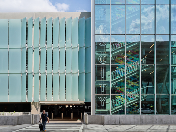 Kansas City Airport Parking Garage (© Michael Robinson Photography LLC) 