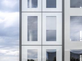 In the “iconic skin” façade created by seele elements measuring 3.20 by 15 metres link several storeys to form one vertical, optical unit. A corresponding mock-up is on display at glasstec