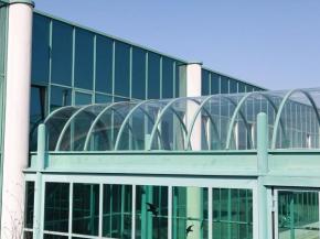Cold bending makes it possible to place curvatures on glass immediately before installation. (Photo credit: Lisec Austria GmbH)Lisec Austria GmbH